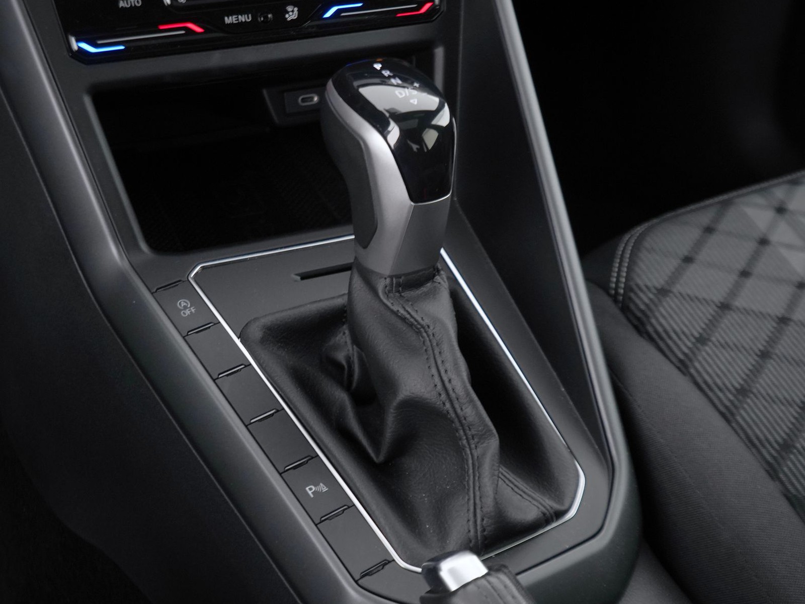 24 - Volkswagen Taigo 1.0 tsi 115cv r-line dsg