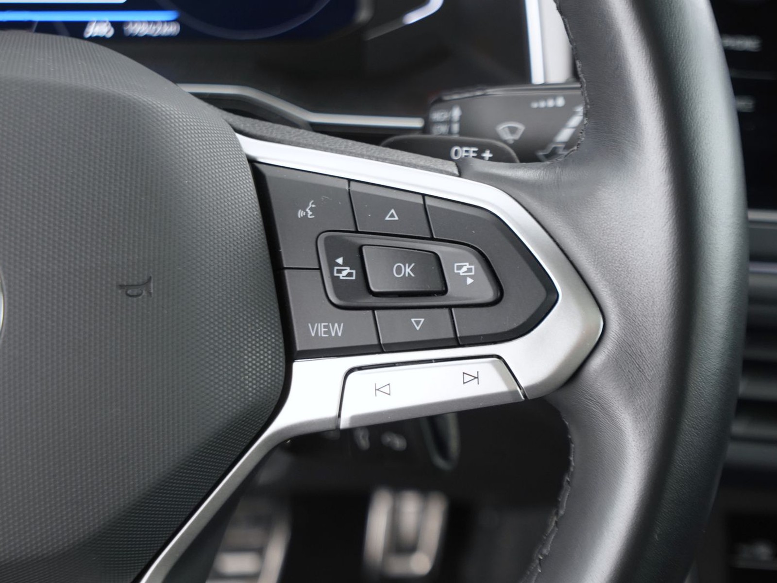 27 - Volkswagen Taigo 1.0 tsi 115cv r-line dsg