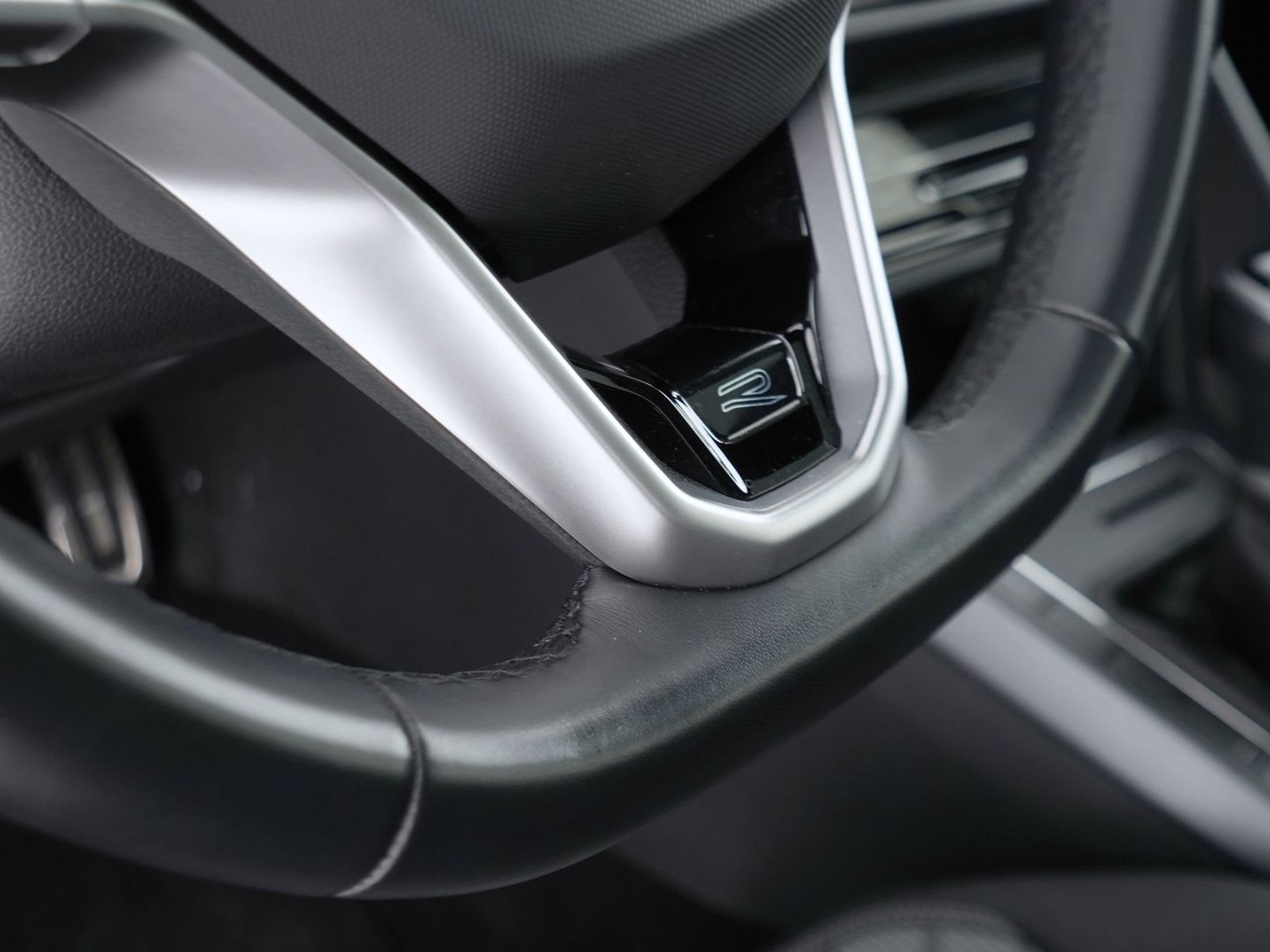 28 - Volkswagen Taigo 1.0 tsi 115cv r-line dsg