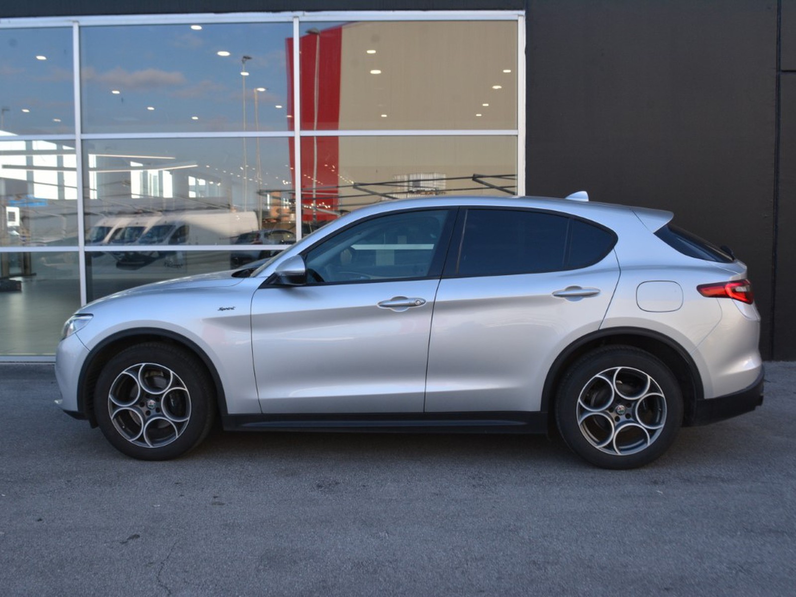 24 - Alfa Romeo Stelvio 2.2 turbo 190cv sprint q4 at8