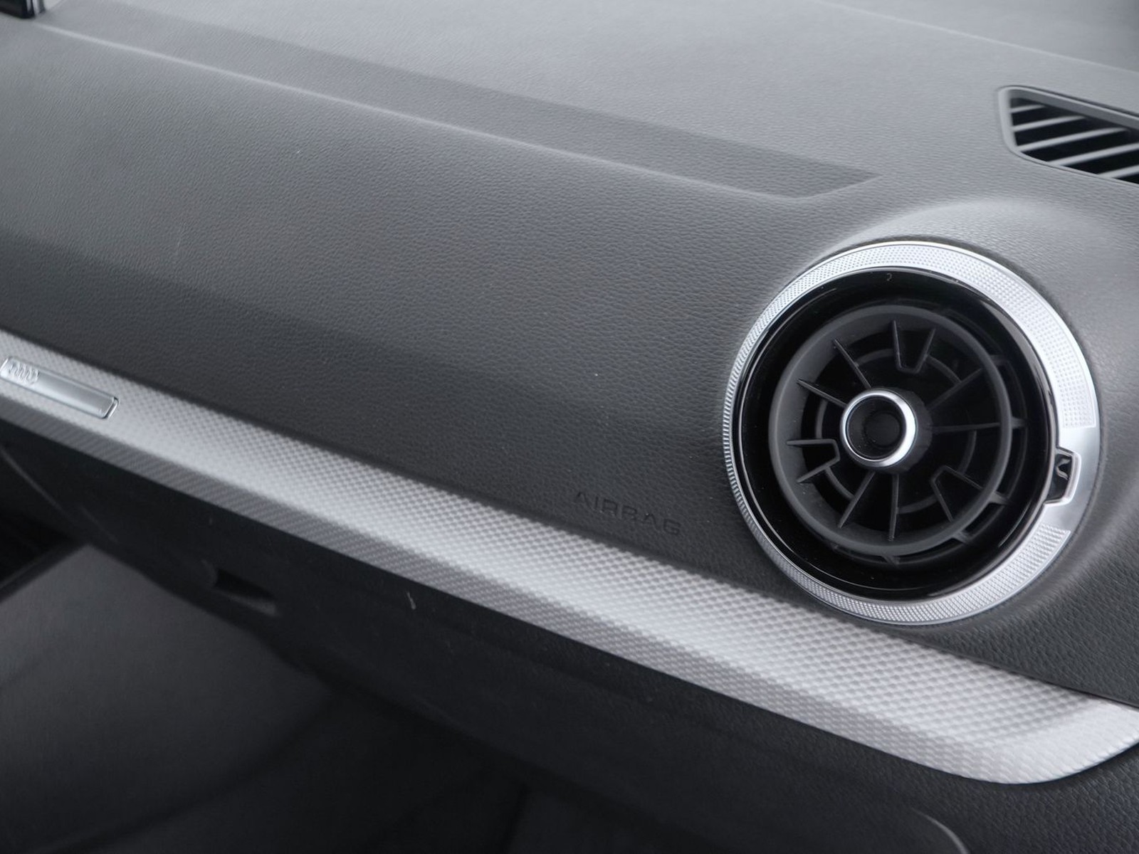 18 - Audi Q2 35 1.5 tfsi s line edition s tronic