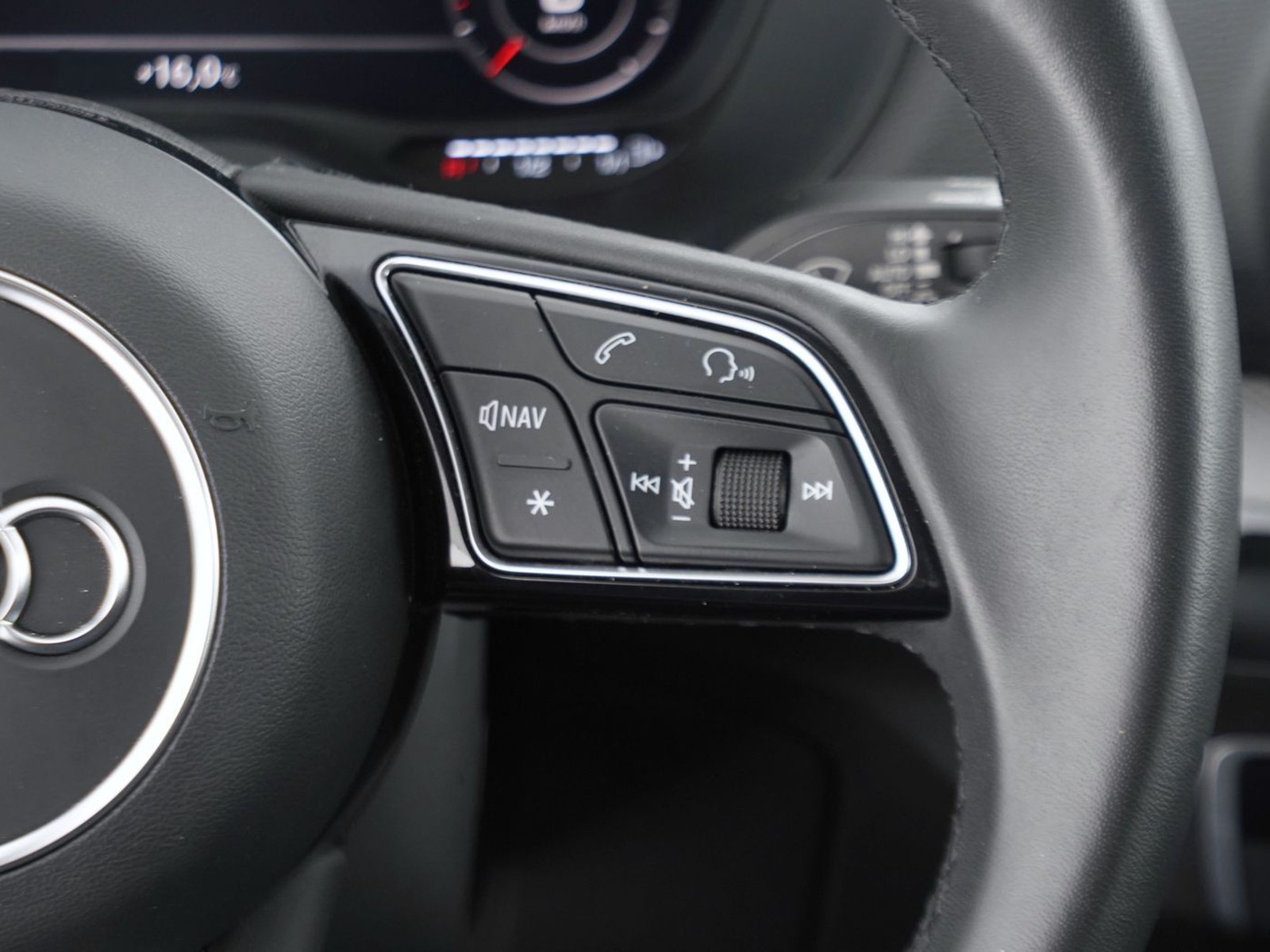 9 - Audi Q2 35 1.5 tfsi s line edition s tronic