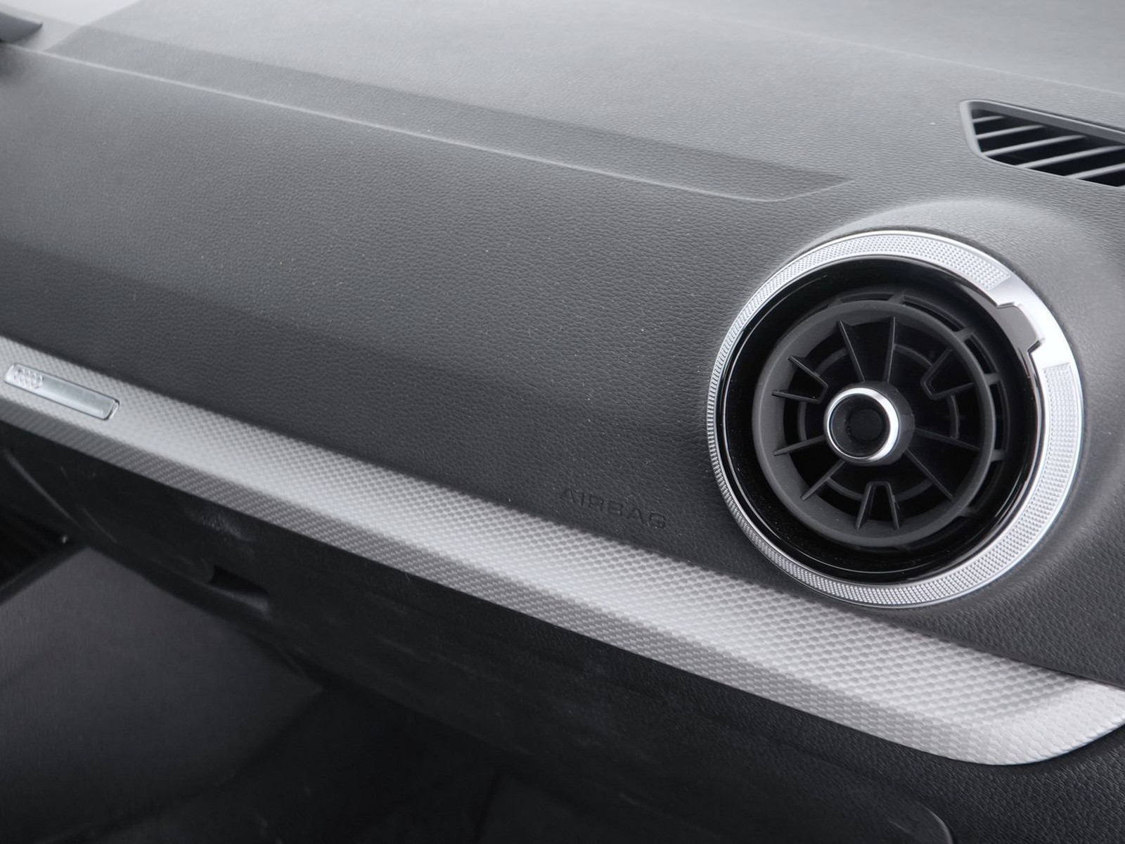 18 - Audi Q2 35 1.5 tfsi s line edition s tronic