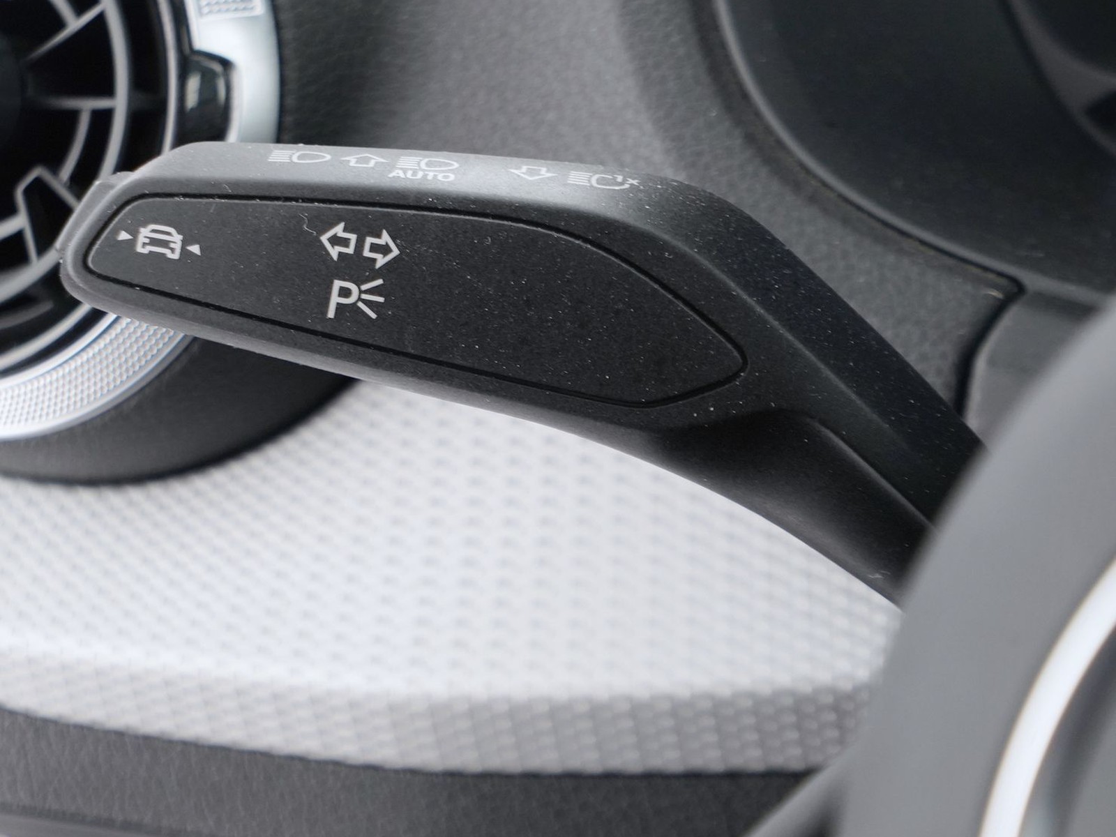 26 - Audi Q2 35 1.5 tfsi s line edition s tronic