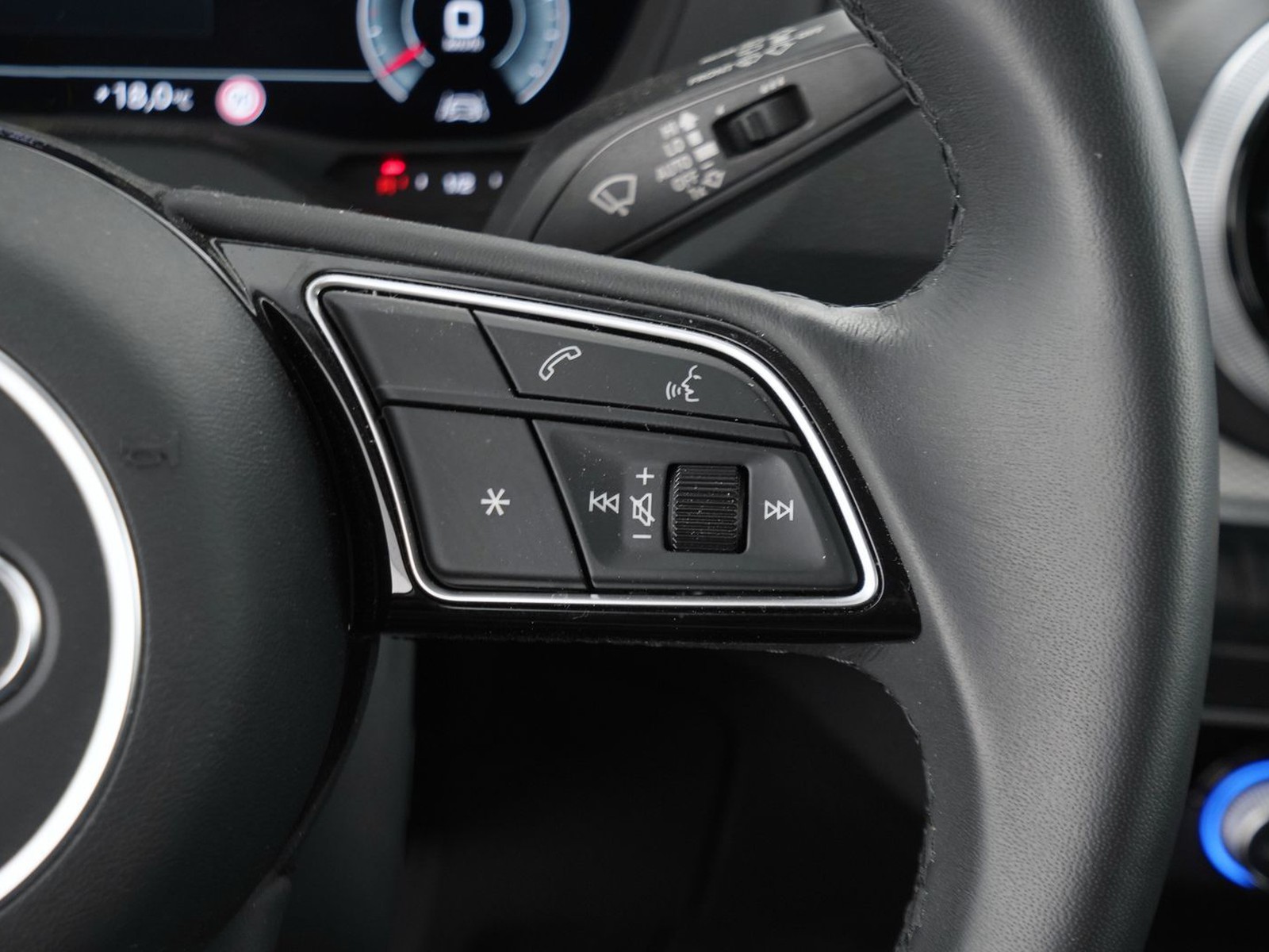 9 - Audi Q2 35 1.5 tfsi s line edition s tronic