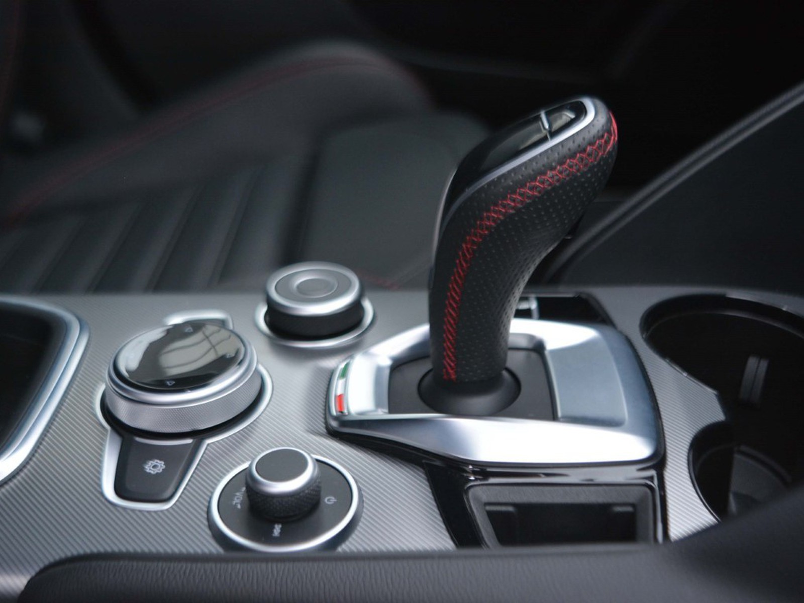 12 - Alfa Romeo Giulia 2.0 turbo 280cv competizione q4 at8