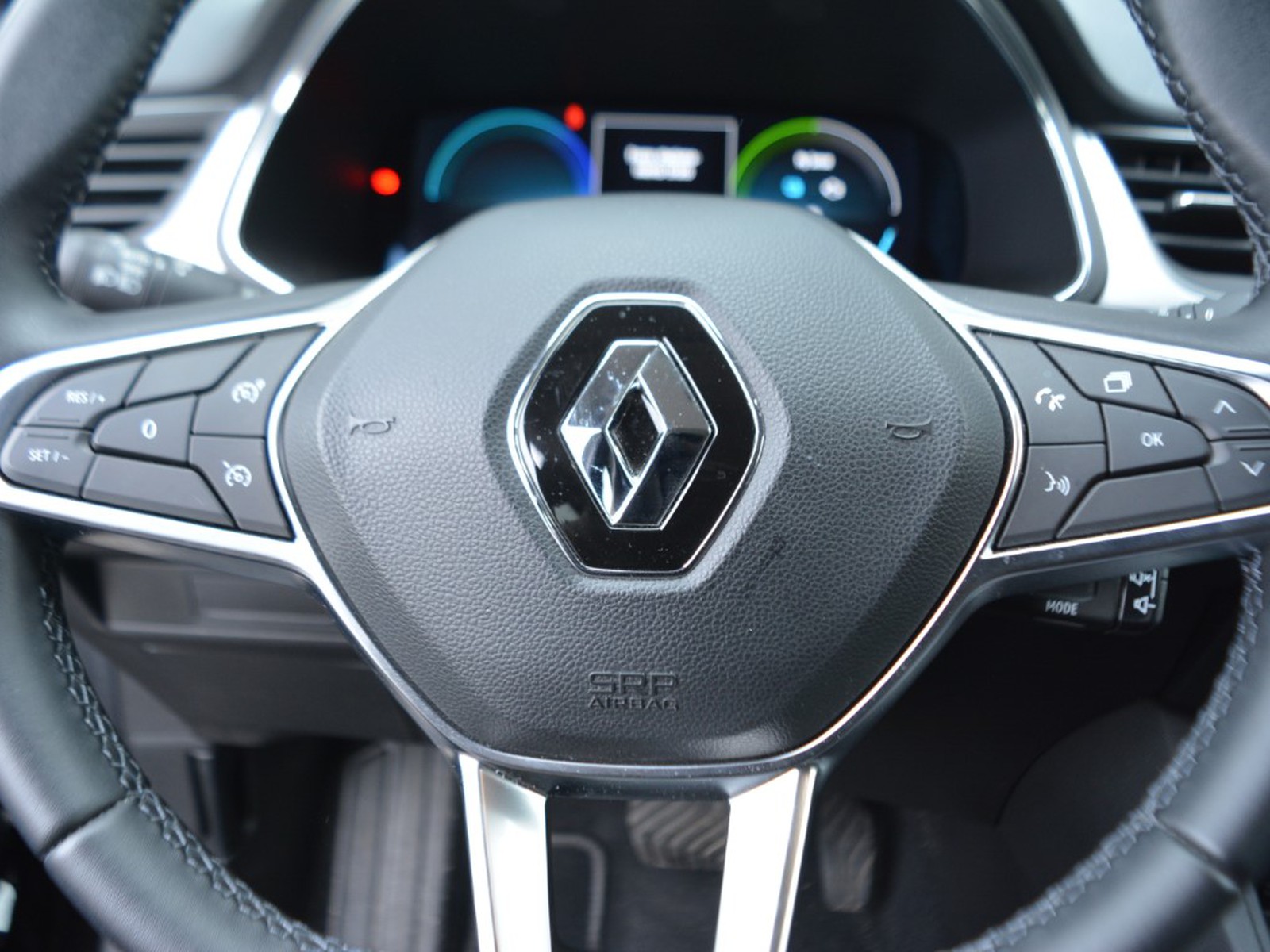 16 - Renault Captur 1.6 e-tech full hybrid techno auto 145cv