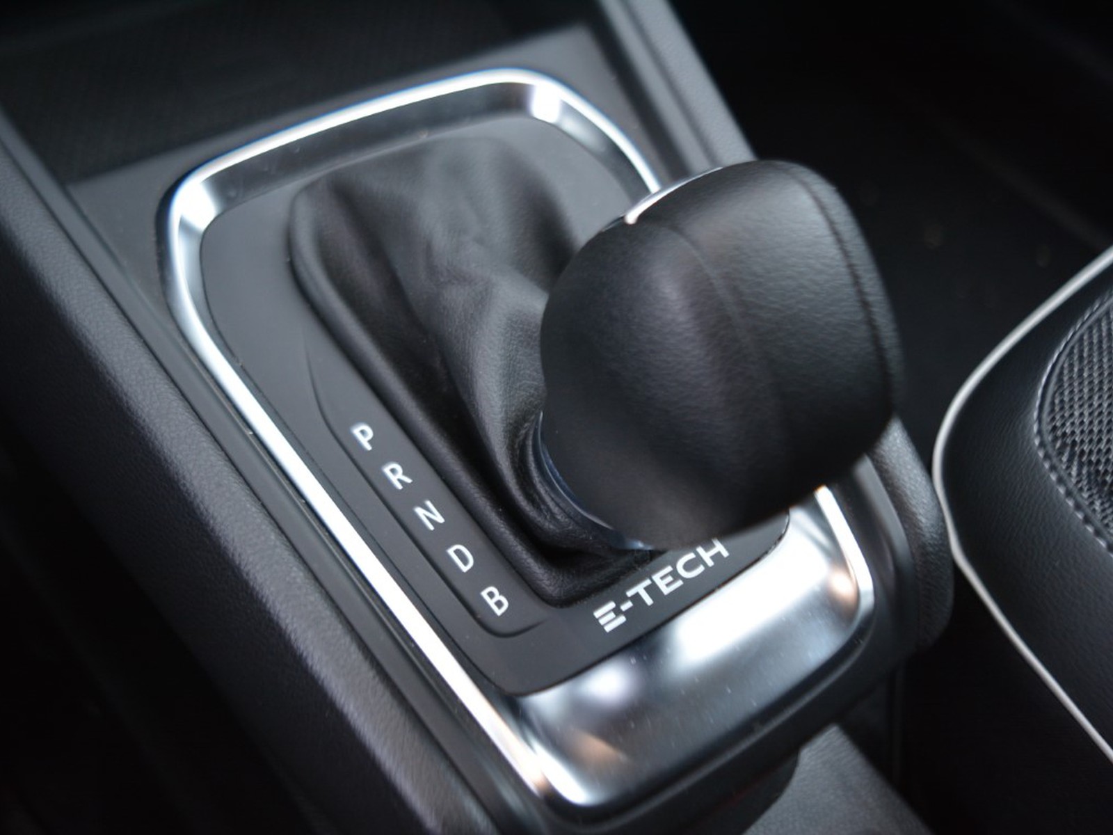 18 - Renault Captur 1.6 e-tech full hybrid techno auto 145cv