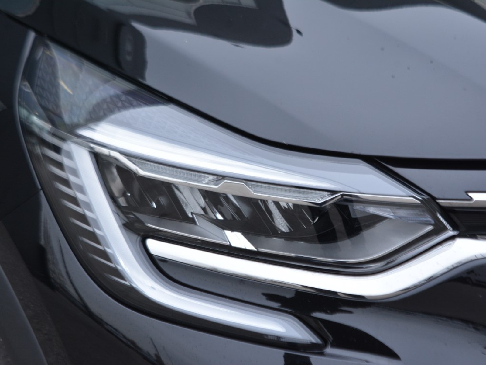 22 - Renault Captur 1.6 e-tech full hybrid techno auto 145cv