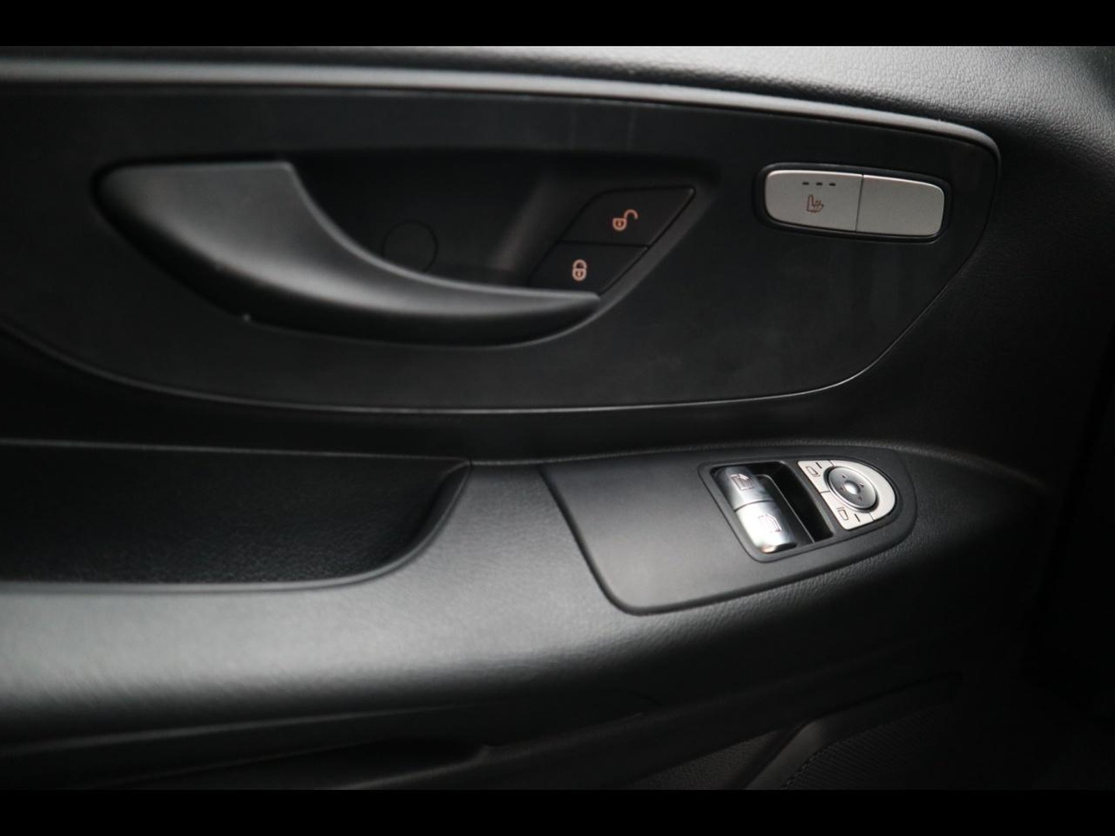 12 - Mercedes Vans Vito efurgone long 35kwh