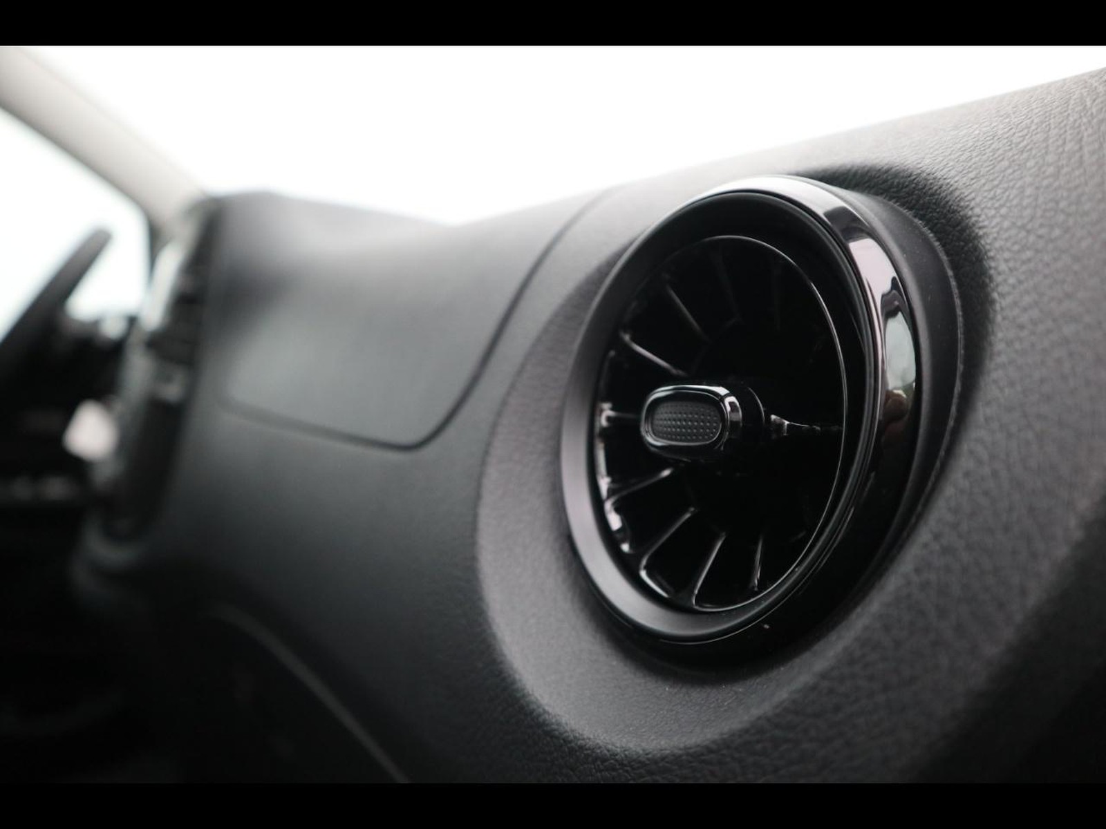 14 - Mercedes Vans Vito efurgone long 35kwh