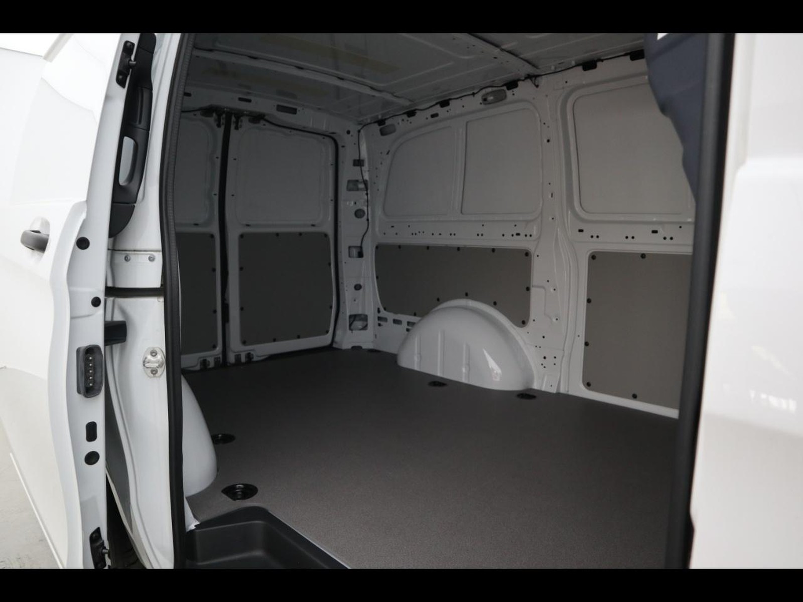 16 - Mercedes Vans Vito efurgone long 35kwh