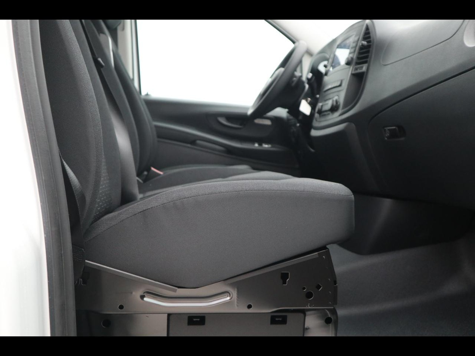 18 - Mercedes Vans Vito efurgone long 35kwh