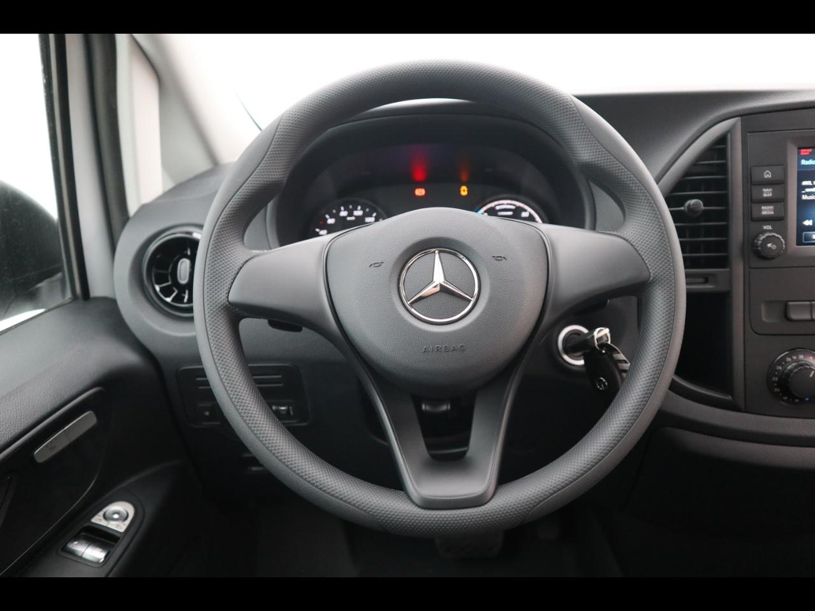 8 - Mercedes Vans Vito efurgone long 35kwh