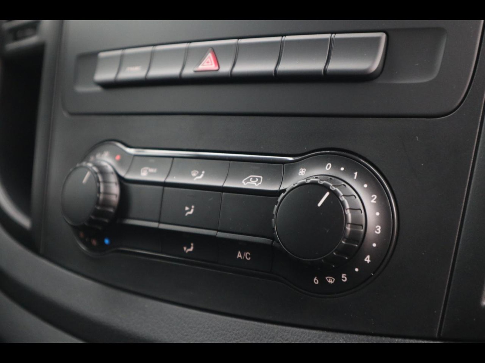 10 - Mercedes Vans Vito efurgone long 35kwh