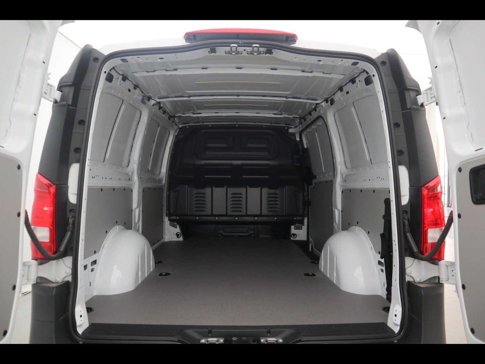 8 - Mercedes Vans Vito efurgone long 35kwh