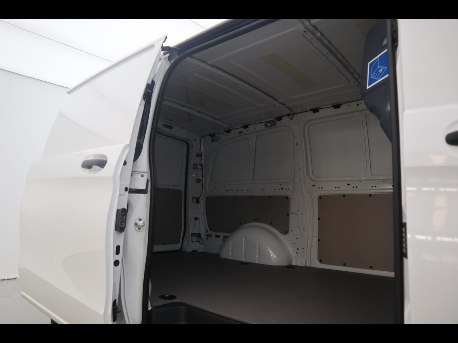 9 - Mercedes Vans Vito efurgone long 35kwh