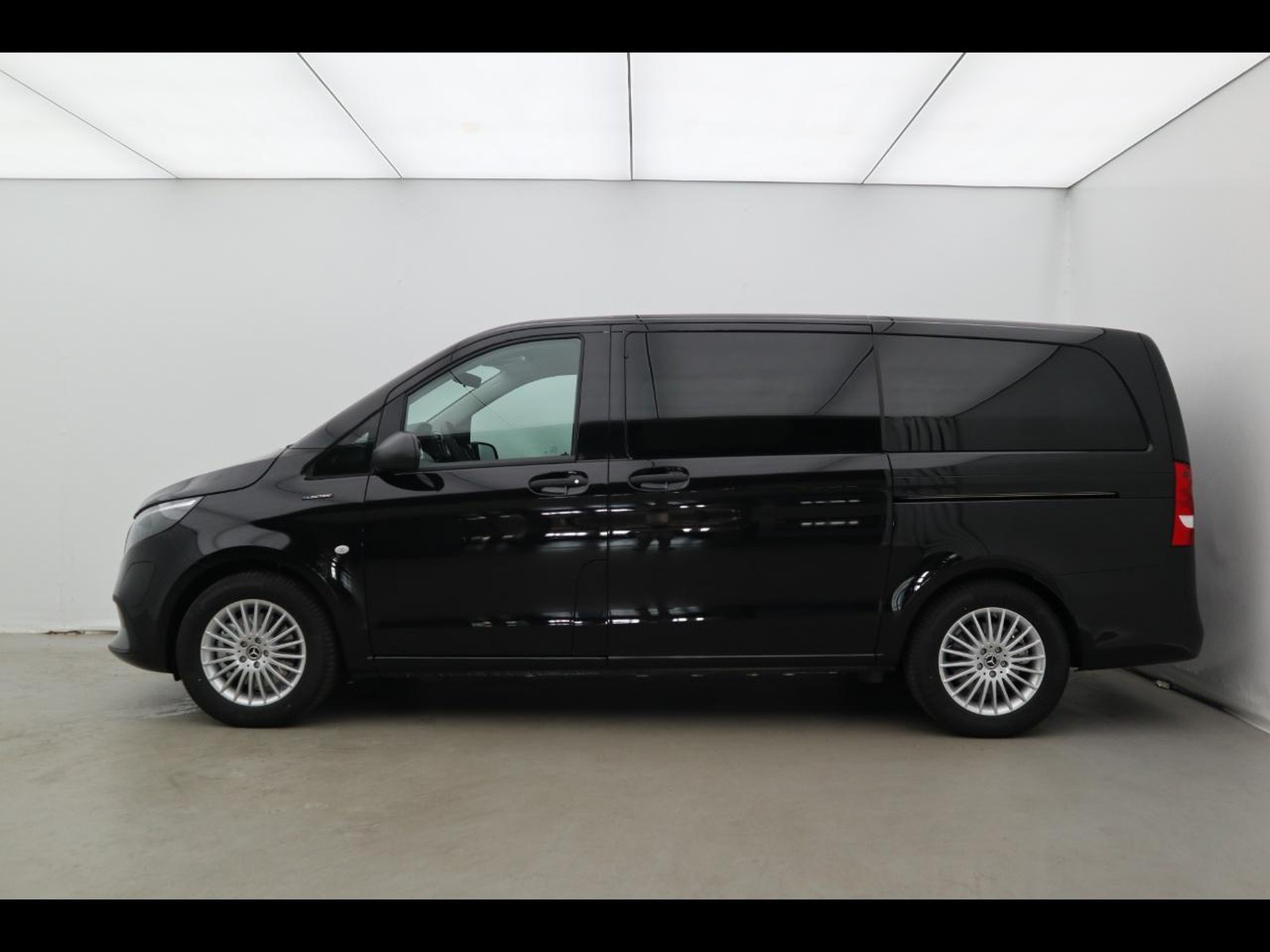 3 - Mercedes Vans Vito etourer 129 long 90kwh