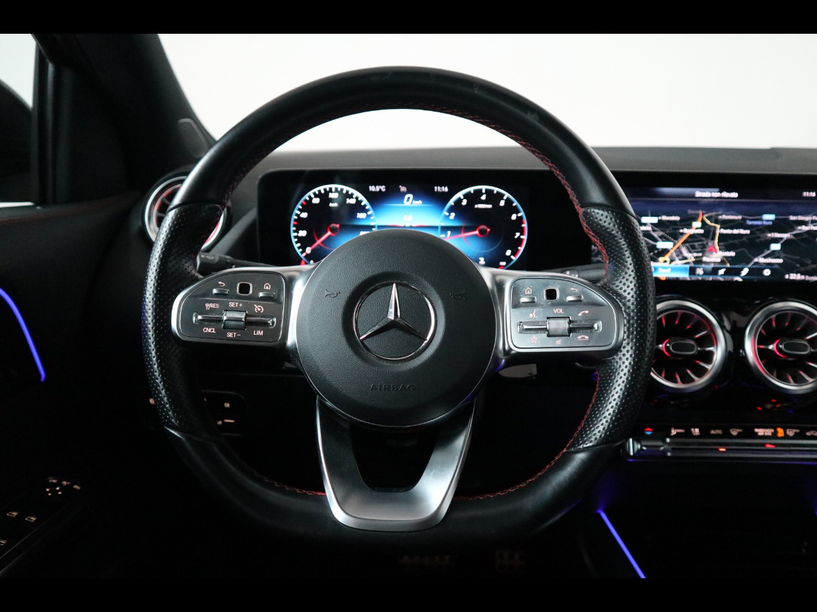 17 - Mercedes GLA 200 premium 4matic 8g-dct