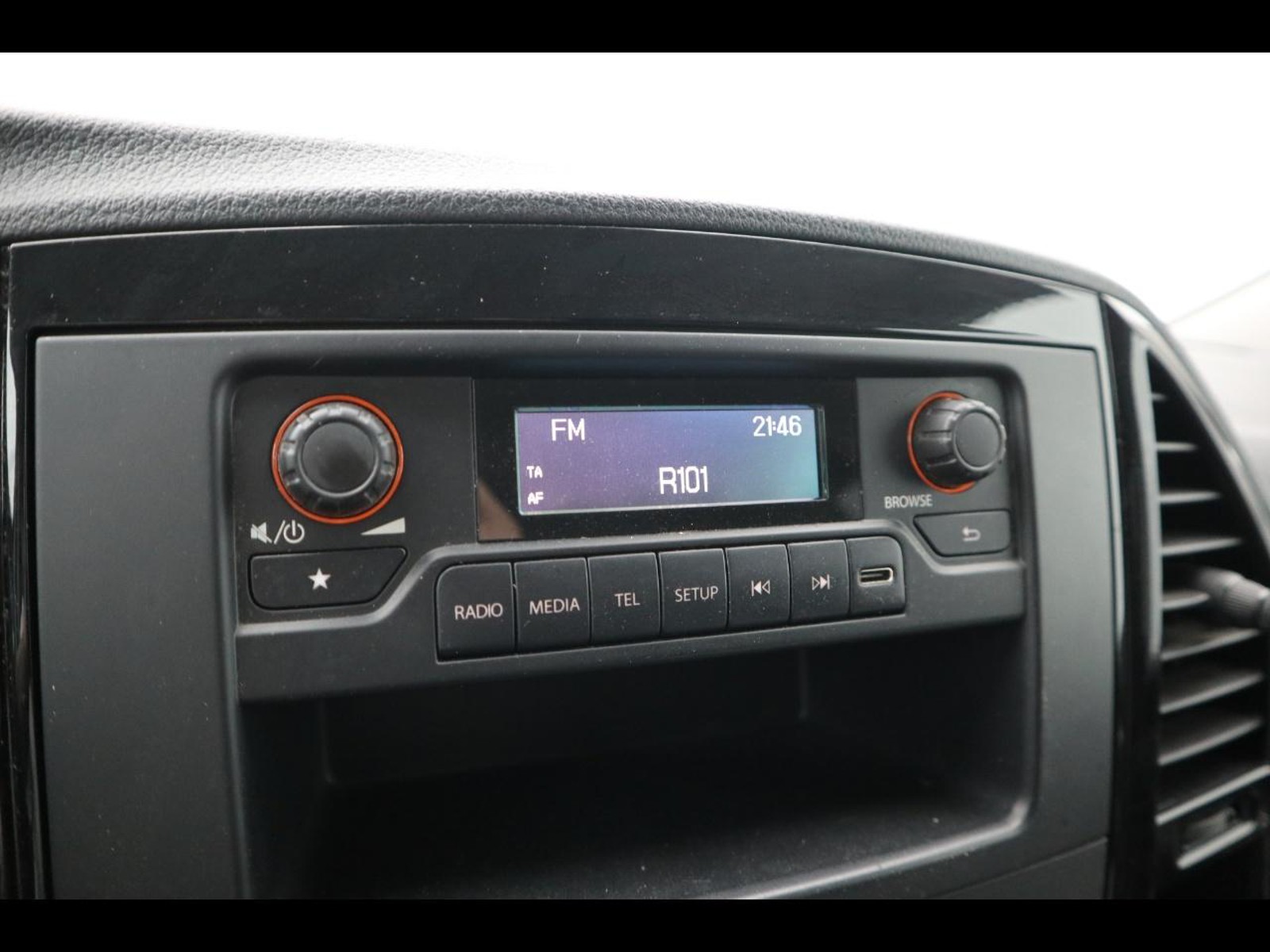 10 - Mercedes Vans Vito 114 cdi long mixto auto my20