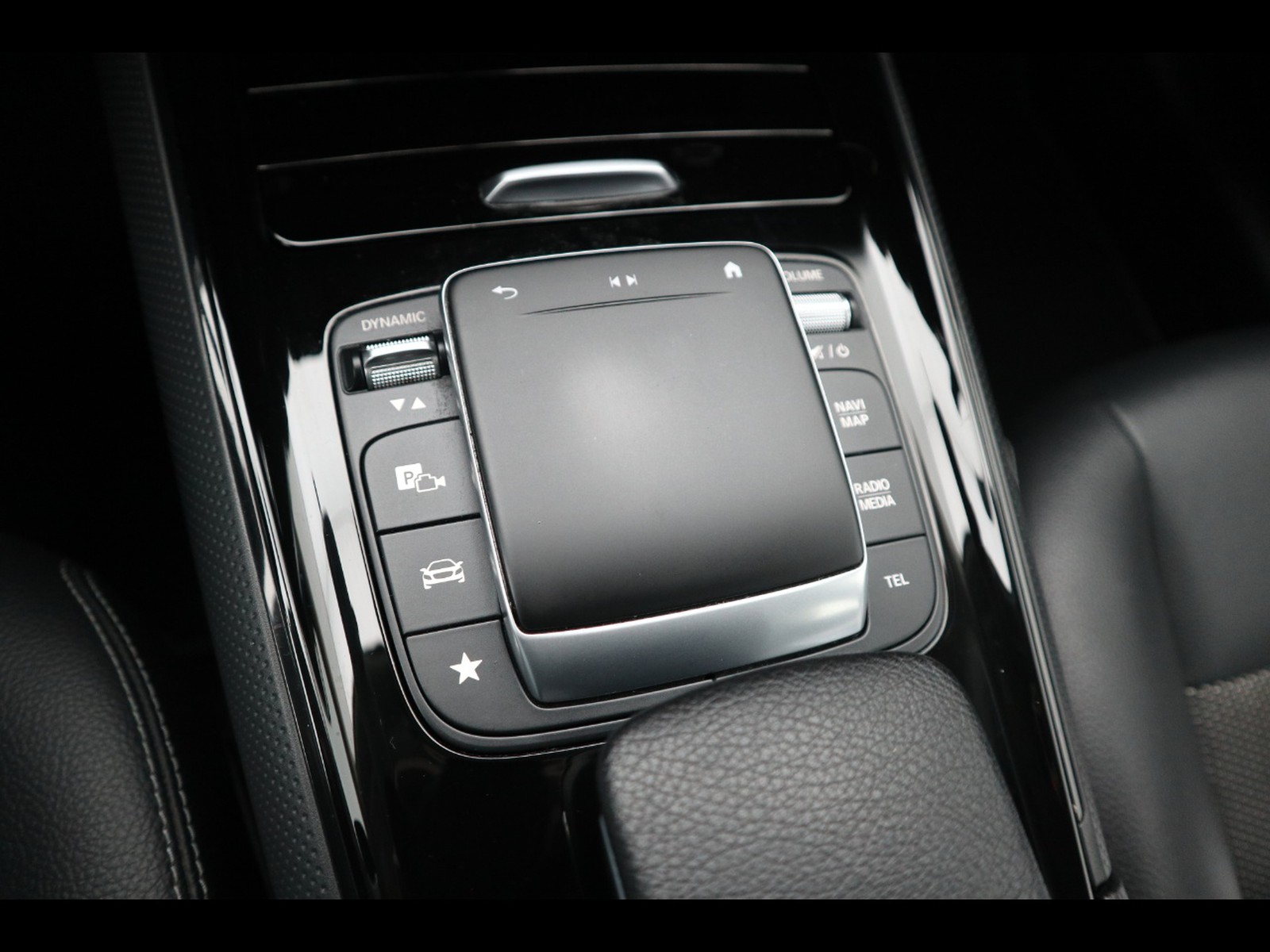 14 - Mercedes GLB 180 d business 8g-dct