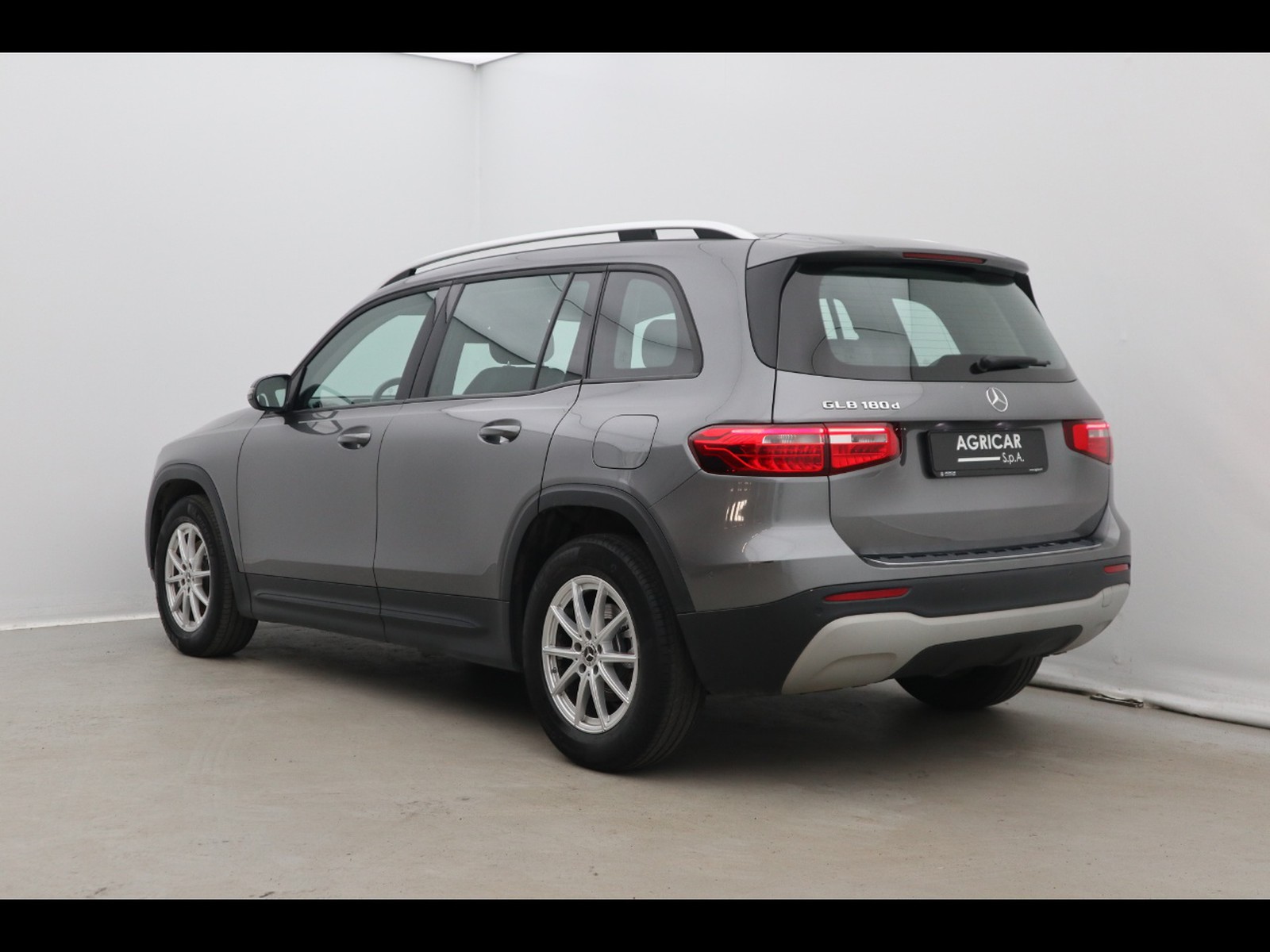 5 - Mercedes GLB 180 d business 8g-dct