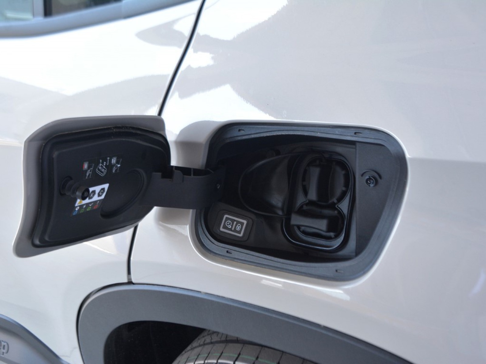 14 - Jeep Avenger full-electric altitude fwd auto