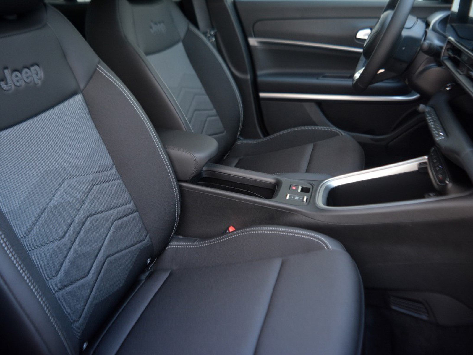 5 - Jeep Avenger full-electric altitude fwd auto