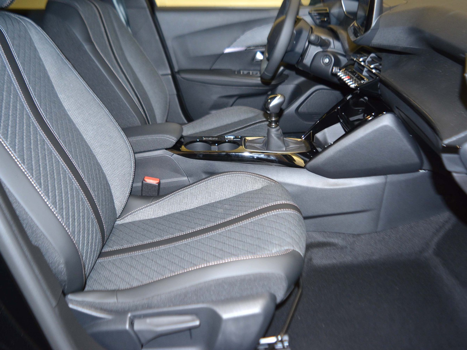 5 - Peugeot 2008 1.2 puretech 100cv allure s&s