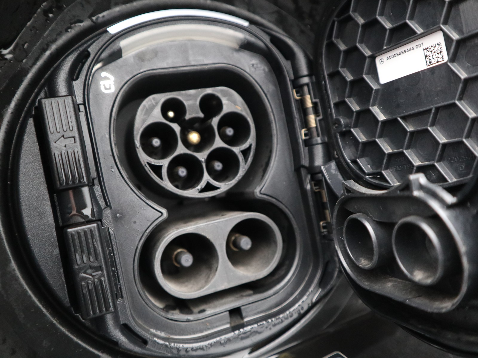 18 - Mercedes EQA 250+ amg line advanced