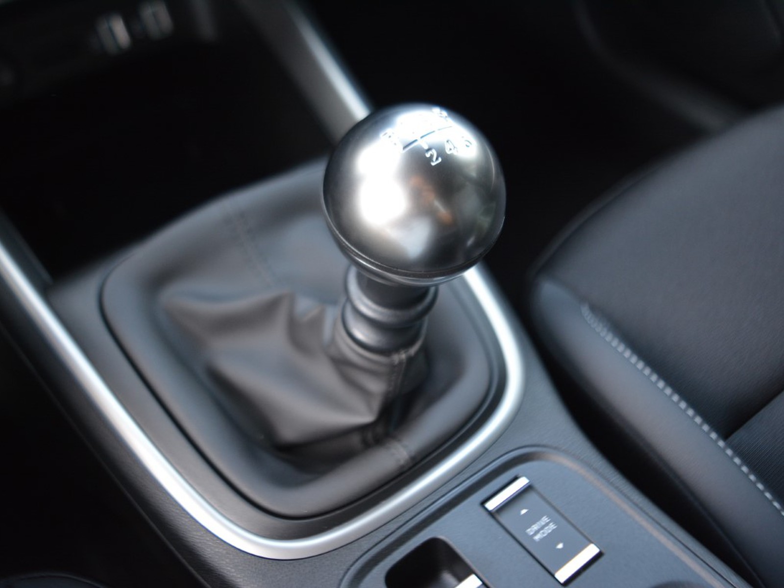 17 - Jeep Avenger 1.2 turbo 100cv summit fwd