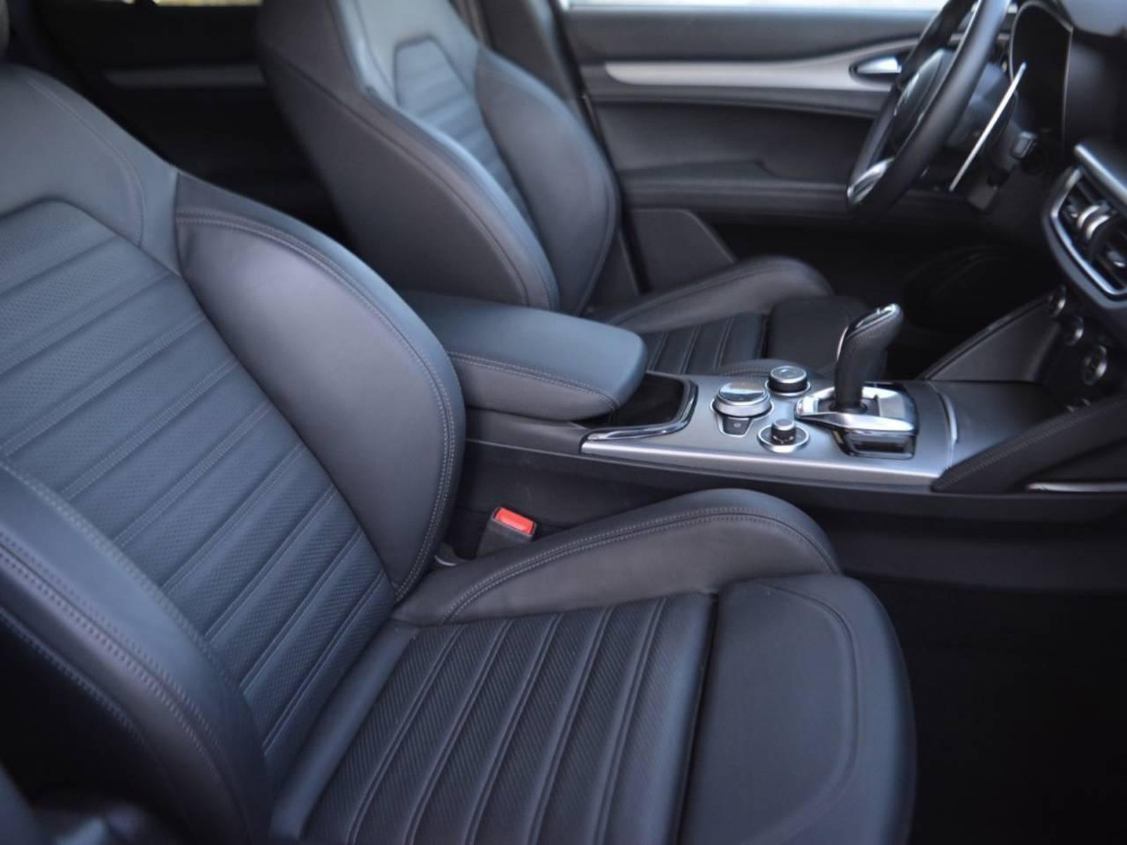 5 - Alfa Romeo Stelvio 2.2 turbo 210cv veloce q4 at8