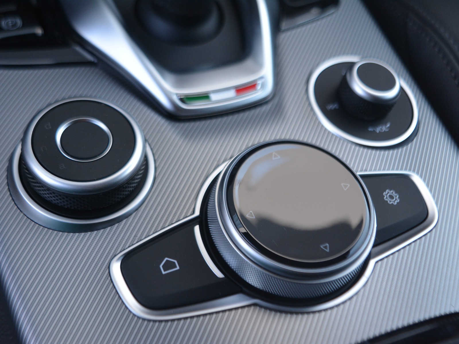 18 - Alfa Romeo Stelvio 2.2 turbo 210cv veloce q4 at8