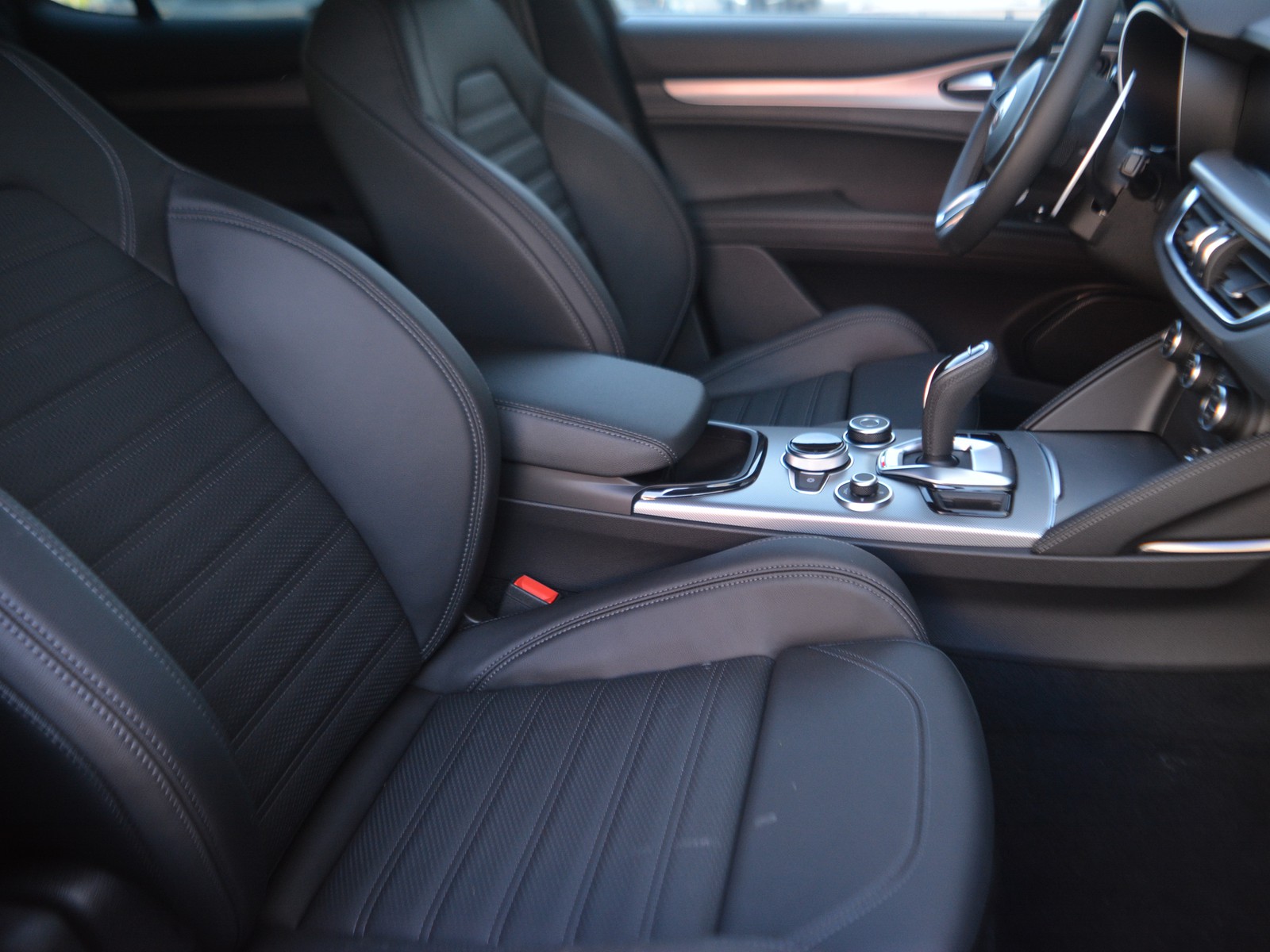 5 - Alfa Romeo Stelvio 2.2 turbo 210cv veloce q4 at8