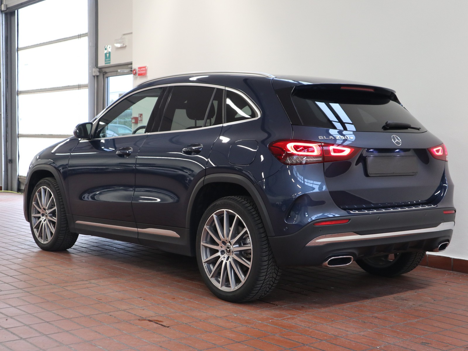 5 - Mercedes GLA 250 e plug in hybrid (e eq-power) premium 8g-dct