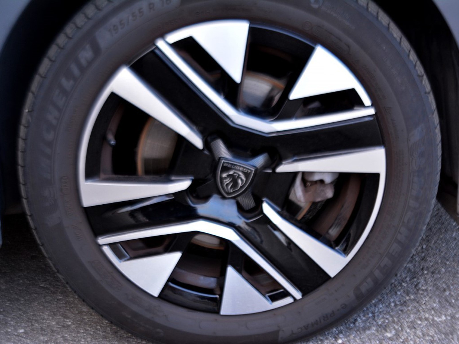 16 - Peugeot 208 1.2 puretech 100cv allure s&s