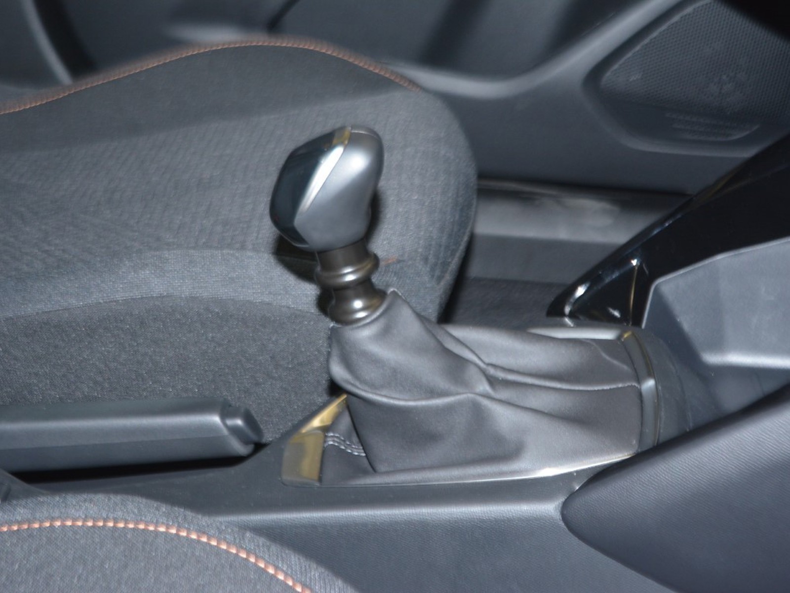 12 - Peugeot 2008 1.2 puretech 100cv style s&s