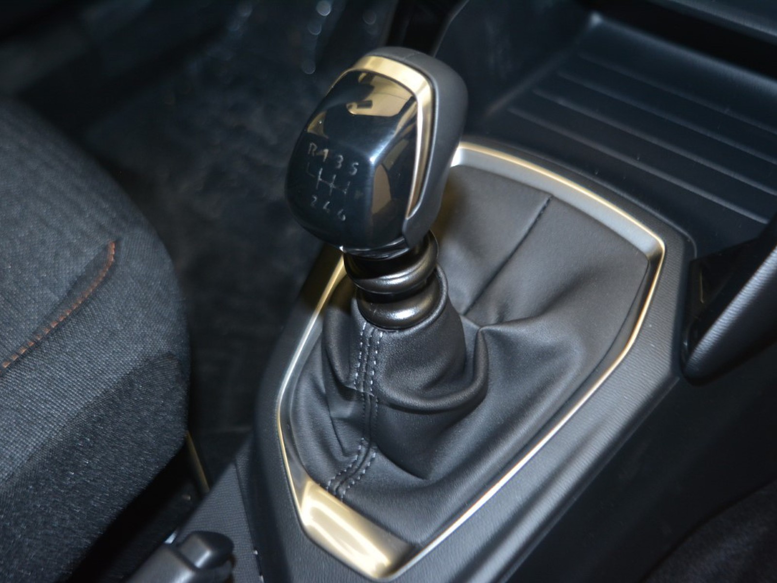 18 - Peugeot 2008 1.2 puretech 100cv style s&s