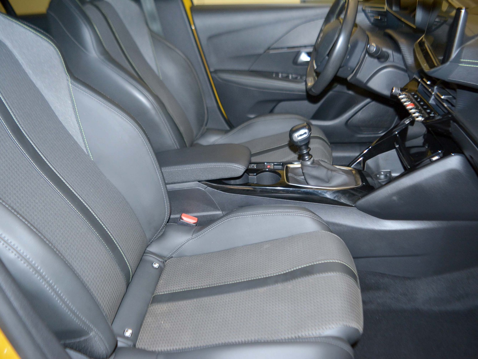 5 - Peugeot 208 5 porte 1.2 puretech gt s&s