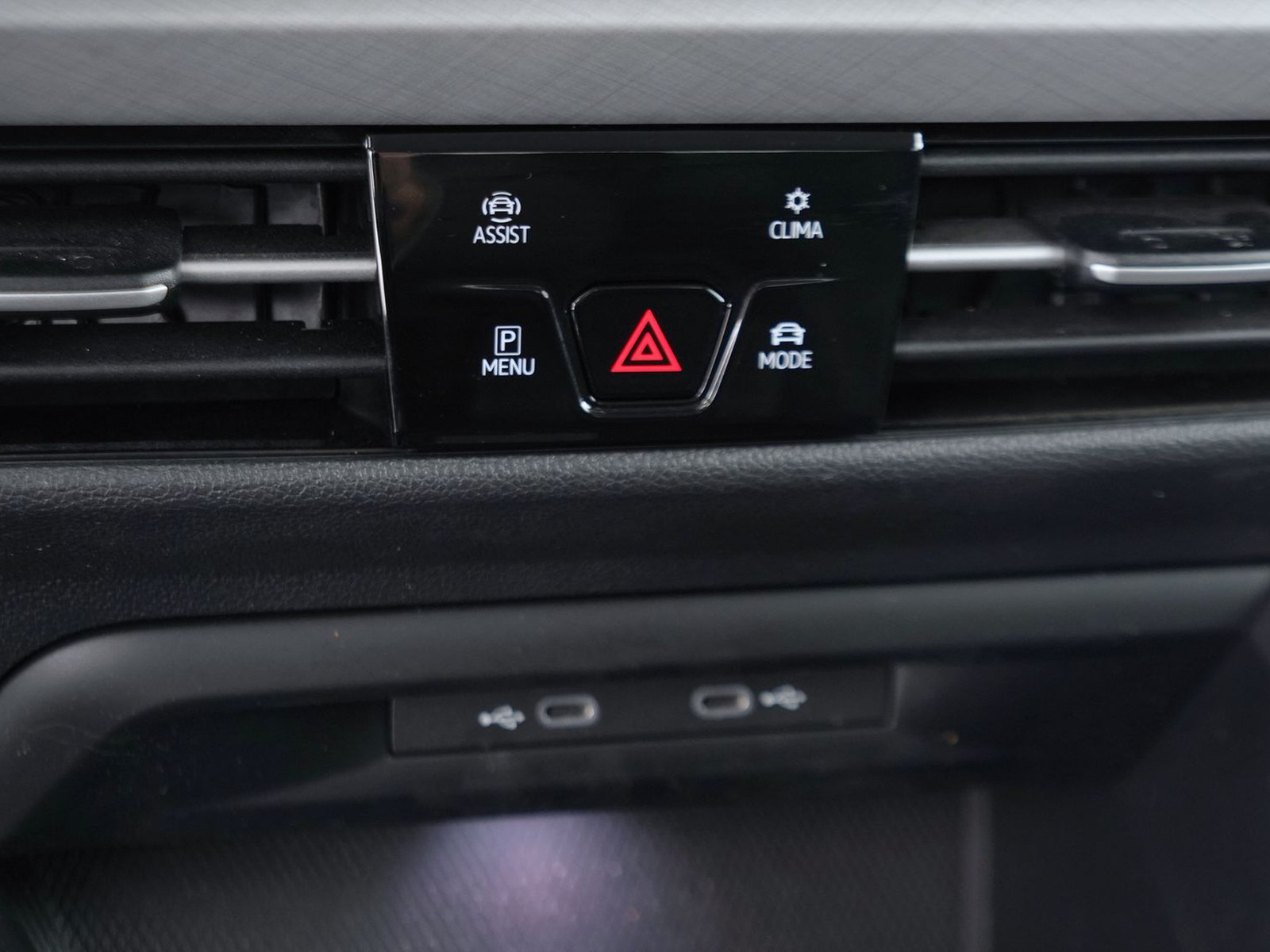 24 - Volkswagen Golf 1.5 tsi ehybrid 204cv edition plus dsg