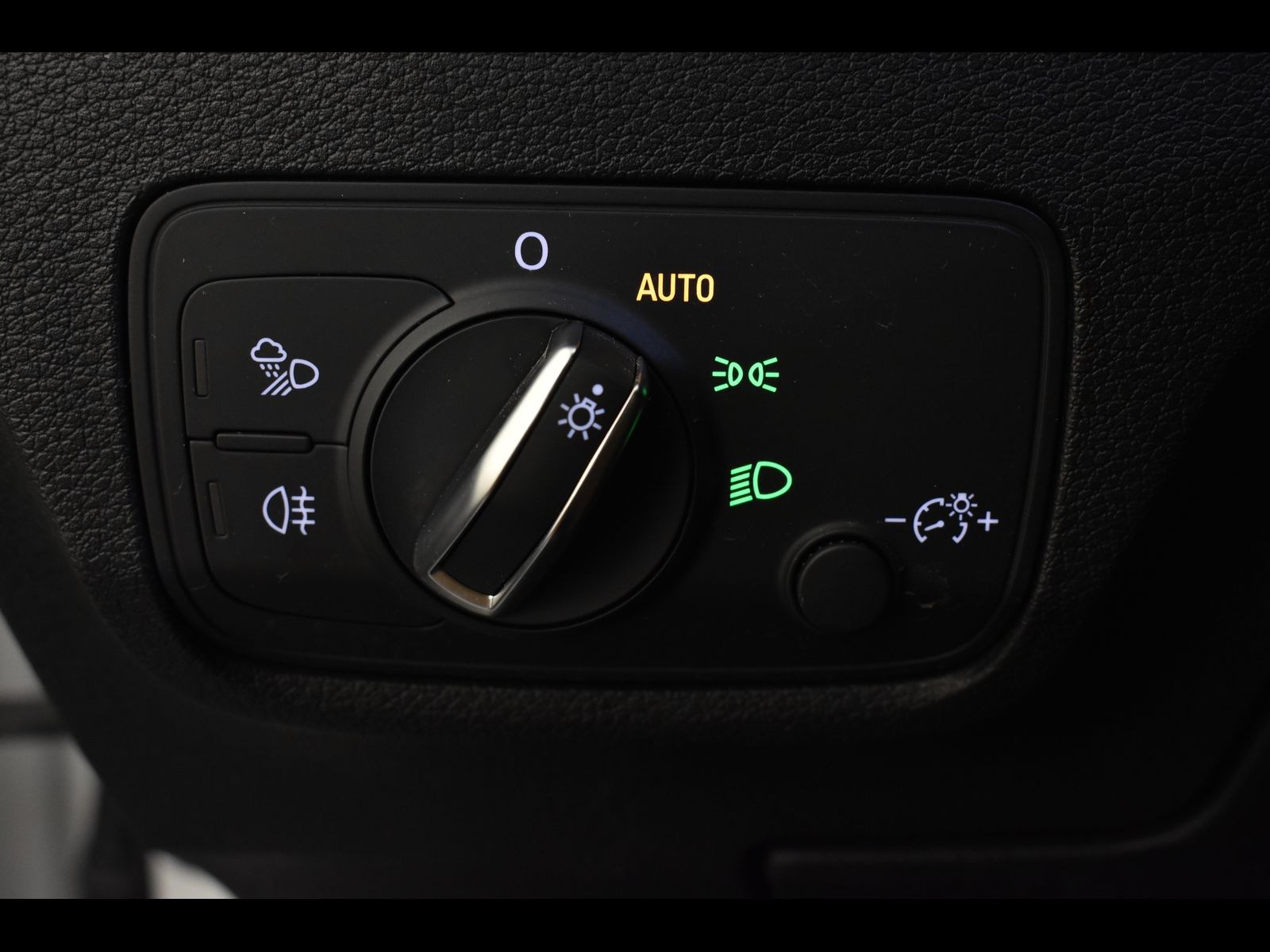 17 - Audi Q2 35 1.5 tfsi s line edition s tronic