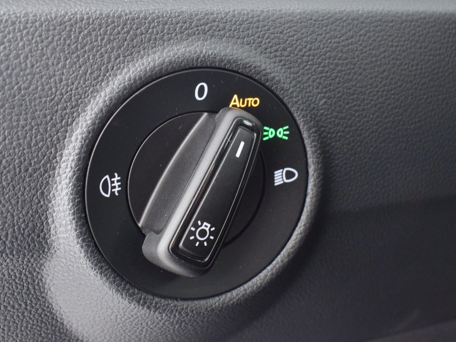 16 - Volkswagen T-Roc 1.5 tsi act life dsg