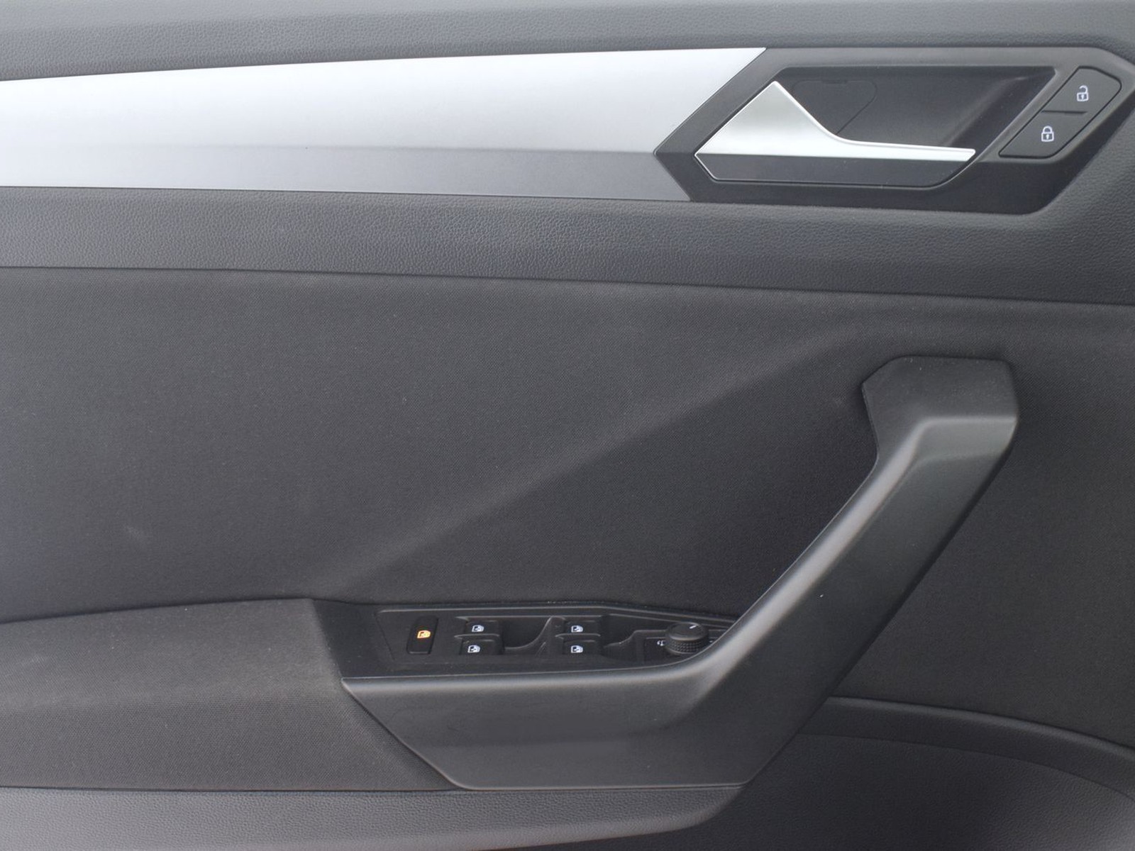 17 - Volkswagen T-Roc 1.5 tsi act life dsg