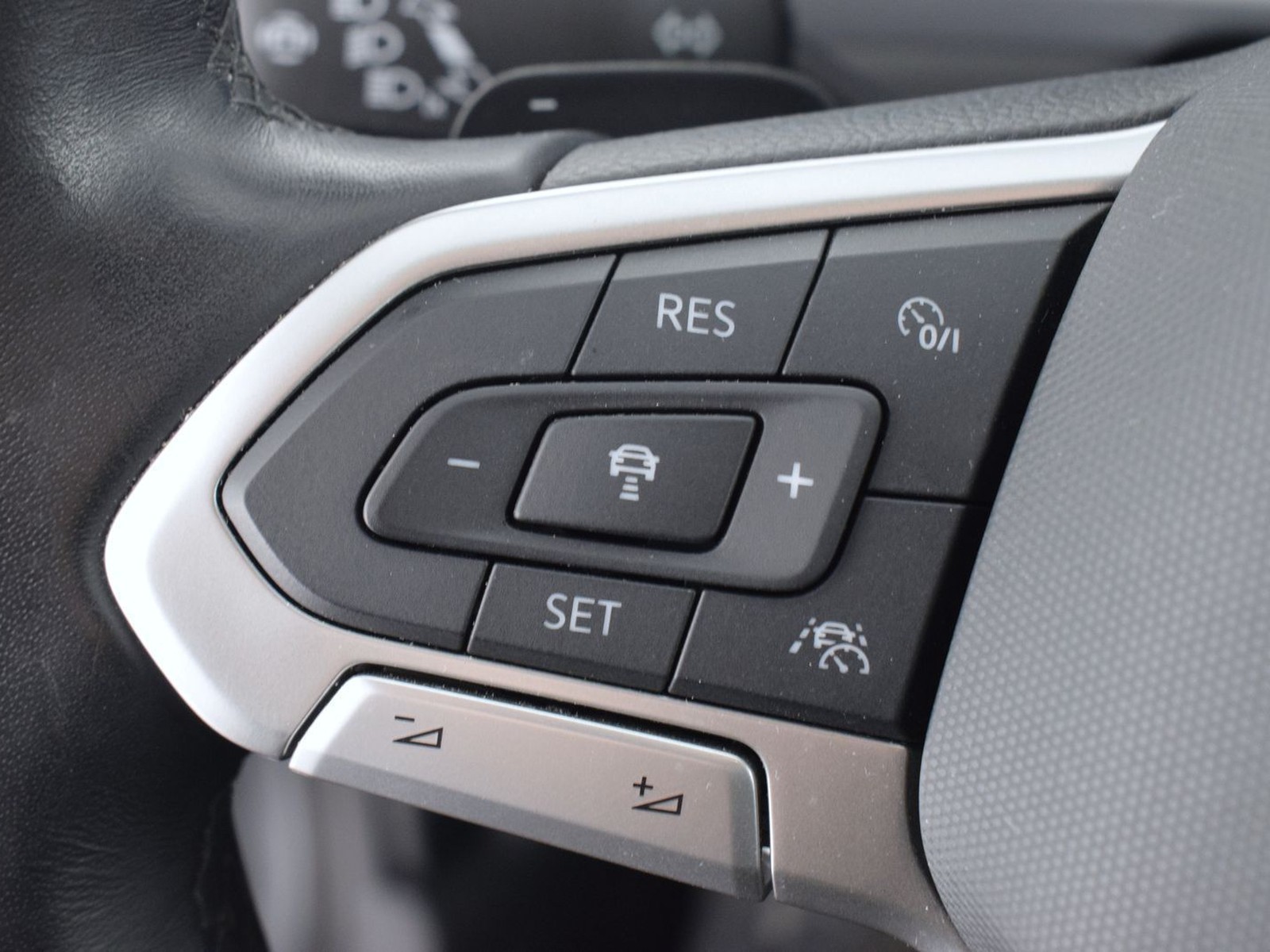 24 - Volkswagen T-Roc 1.5 tsi act life dsg