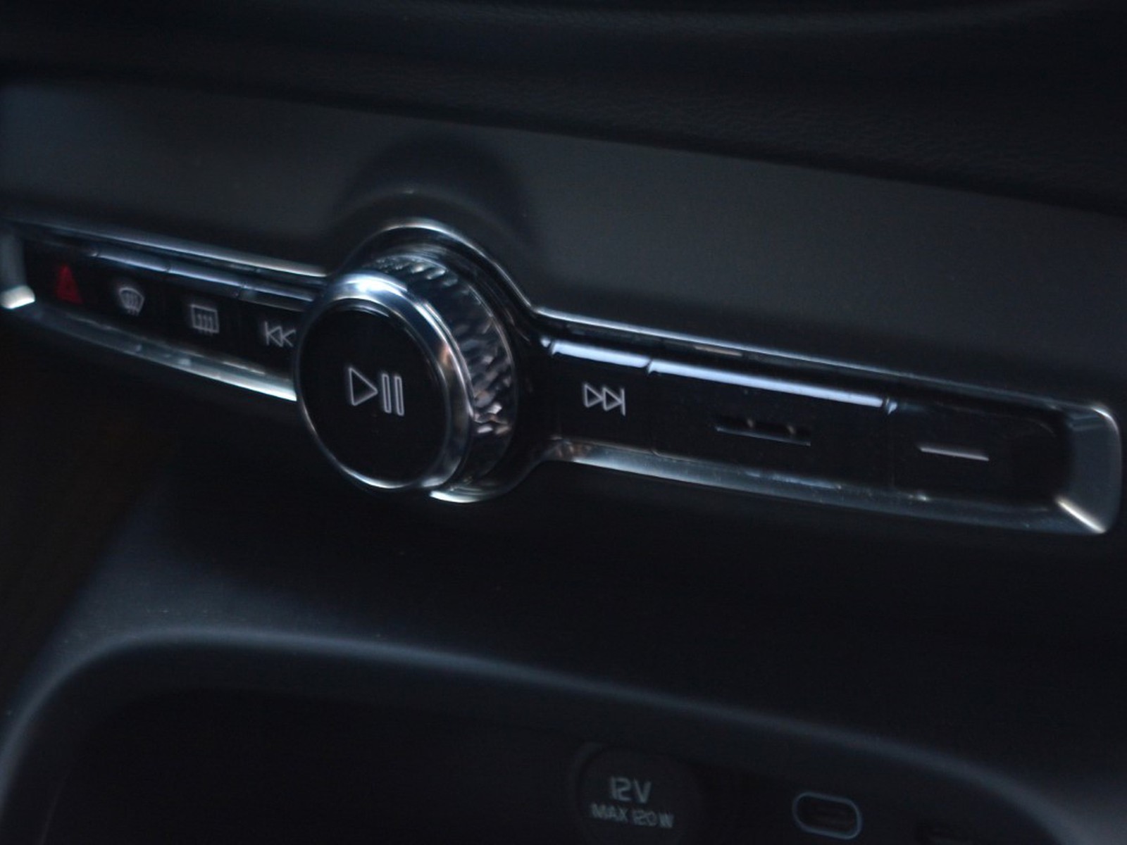 11 - Volvo XC40 single motor plus rwd edt