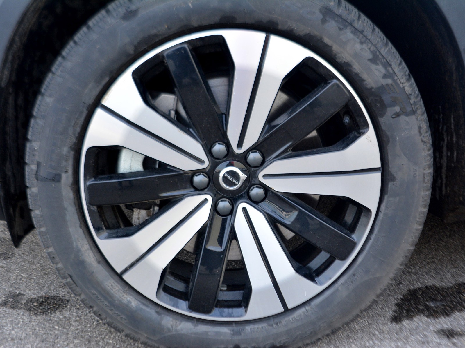 17 - Volvo XC40 single motor plus rwd edt