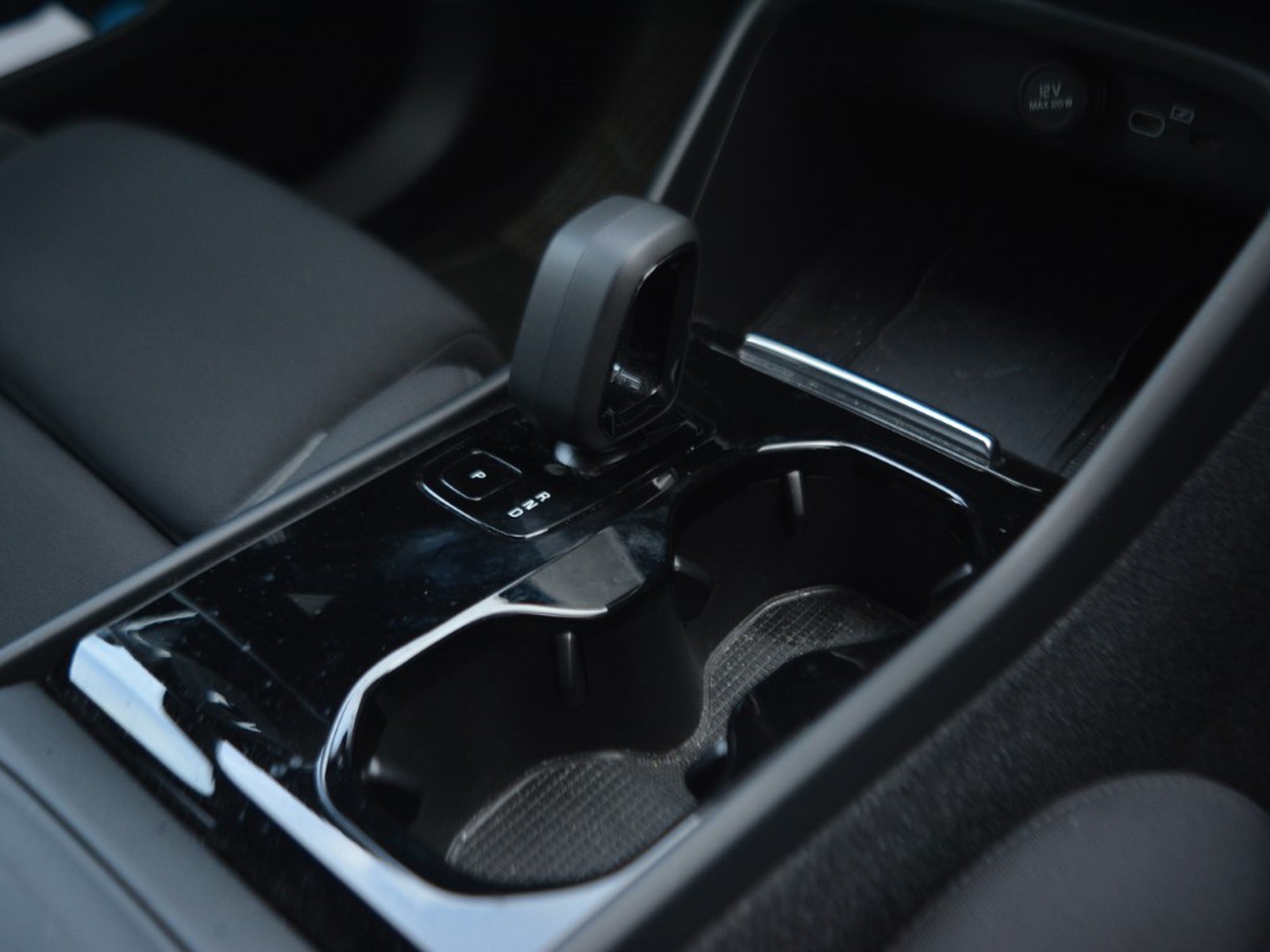 18 - Volvo XC40 single motor plus rwd edt