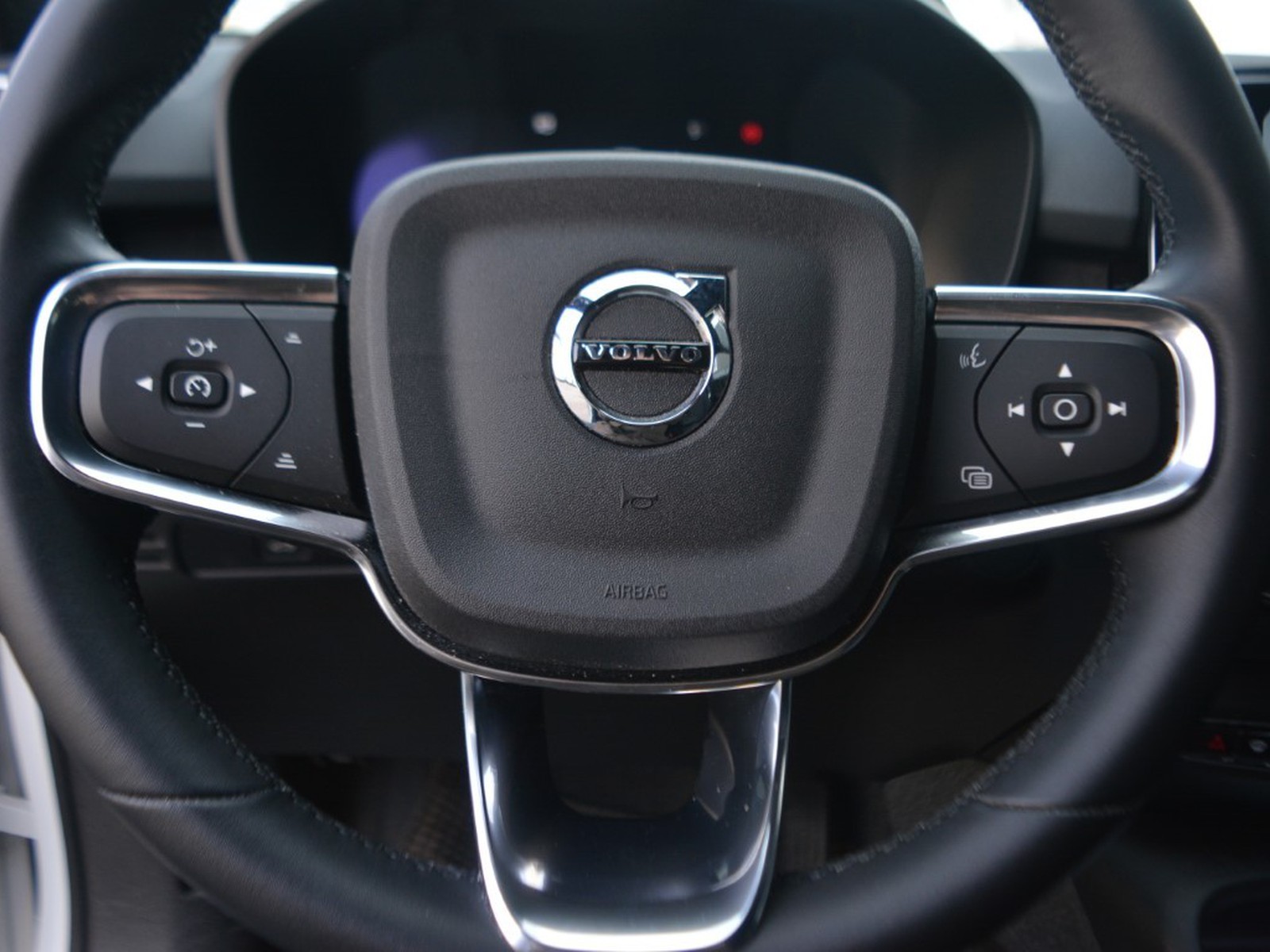 9 - Volvo XC40 single motor plus rwd edt