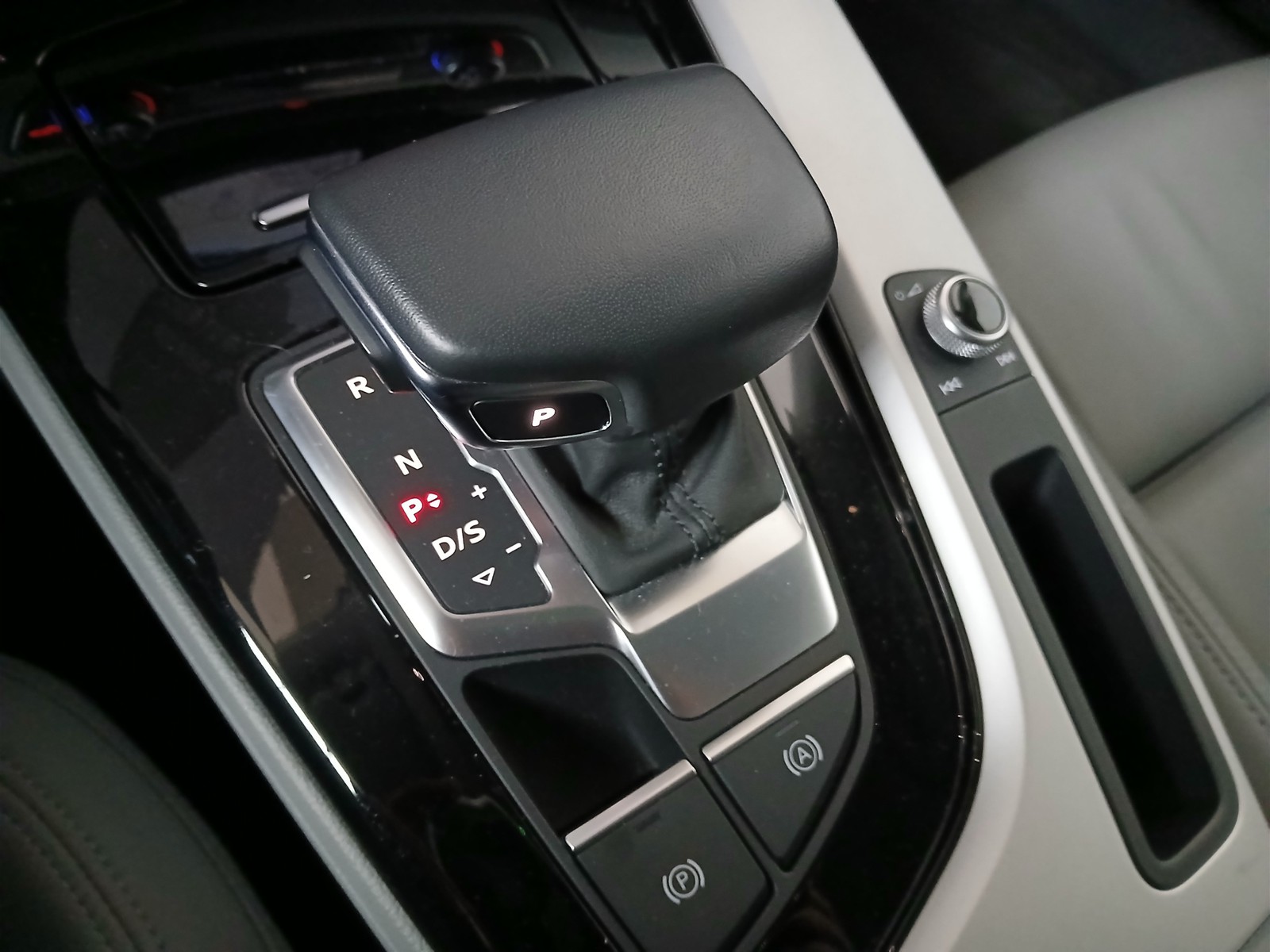 14 - Audi A4 allroad allroad 40 2.0 tdi mhev 204cv identity contrast quattro s tronic