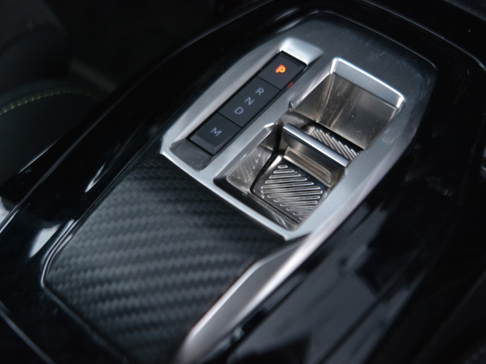 18 - Peugeot 208 1.2 hybrid 48v 145cv gt e-dcs6